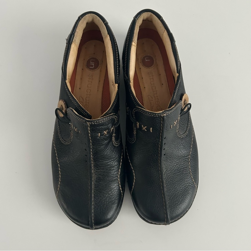 Clarks Structured Black and Tan Leather Loafers | Size 5.5